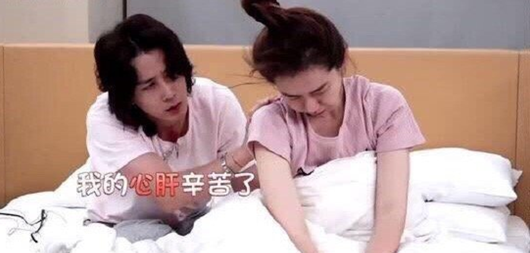 李承铉叫戚薇起床,当镜头拉近看清戚薇的素颜后,网友