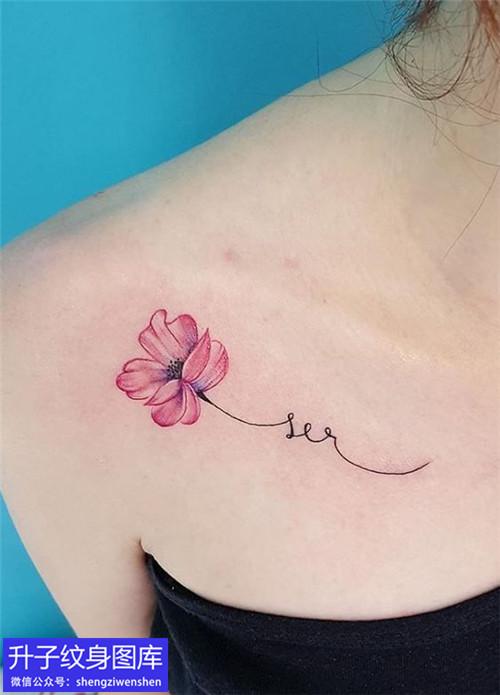 锁骨花与英文字母纹身图案