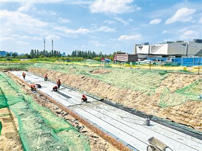  p>  银川市团结路(宁安北街—民悦街)道路施工现场,工人们正在紧张有