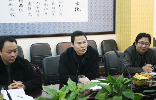 公司副董事长,总裁程孝义(左二)发言