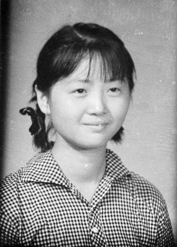 格子衬衫小辫年轻女孩半身老照片