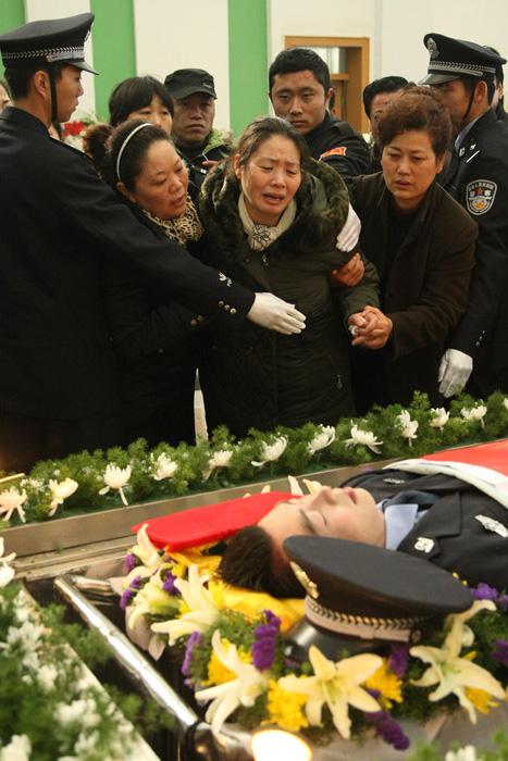 江苏24岁遭伏击牺牲民警追悼会举行 数千人送行
