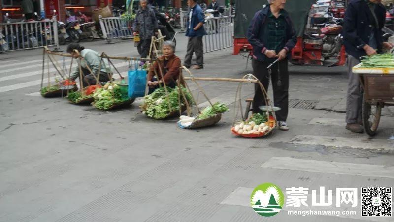 使得那些挑着菜篮子上街们卖菜的老人们自己种的菜却卖得很低的价钱