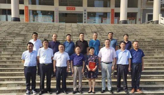 在外创业的企业家回黄梅捐100万支助贫困生