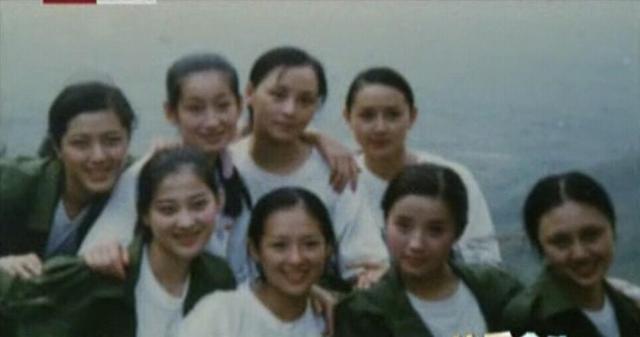 胡静和曾黎合影旧照五官标志脸真的超小梅婷看了就挪不开眼神