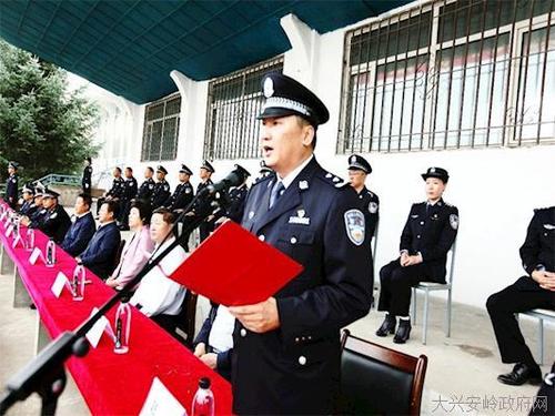 行署副专员,地区公安局党委书记,局长赵清同志向全区各级公安机关做了