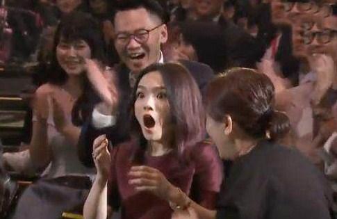 徐佳莹封后激吻男友 难以置信样子秒变表情包!