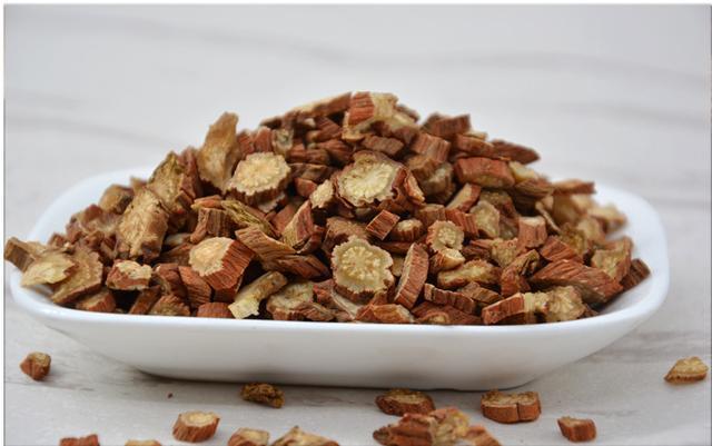 丹参泡水的3个天然"搭档",可活血淡斑,第三个很多人或