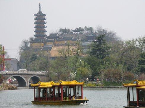 在返程的途中,我们绕行到镇江,游览因"水漫金山"而著名的金山寺
