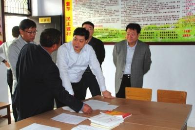三门峡市委常委,市委政法委书记易树学在西安头村调研指导平安