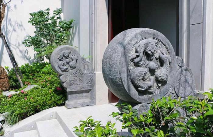 一般位于传统四合院大门底部宅门的入口,形似圆鼓,属于门枕石的一种.