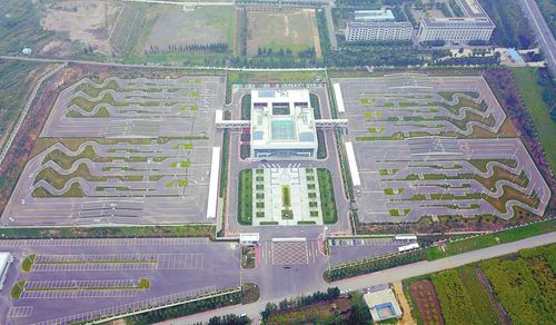 该中心"科目二考试场地"设有12个车道,配备40辆考试车,日均考试能力