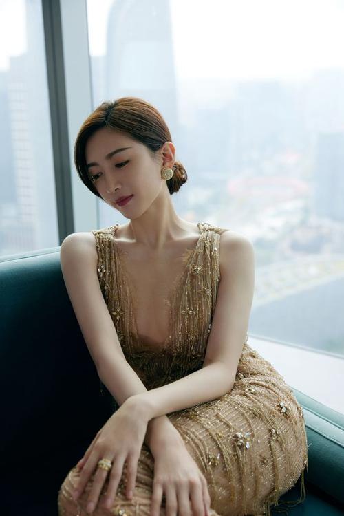 江疏影写真一袭流苏长裙摇曳多姿美丽迷人