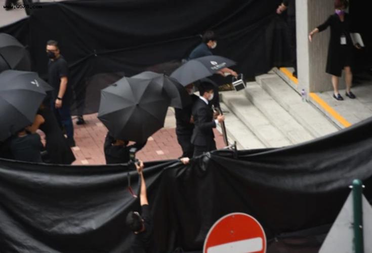 陈木胜出殡儿子捧遗像神情哀悼,黑布黑伞遮灵柩,好友大牌云集