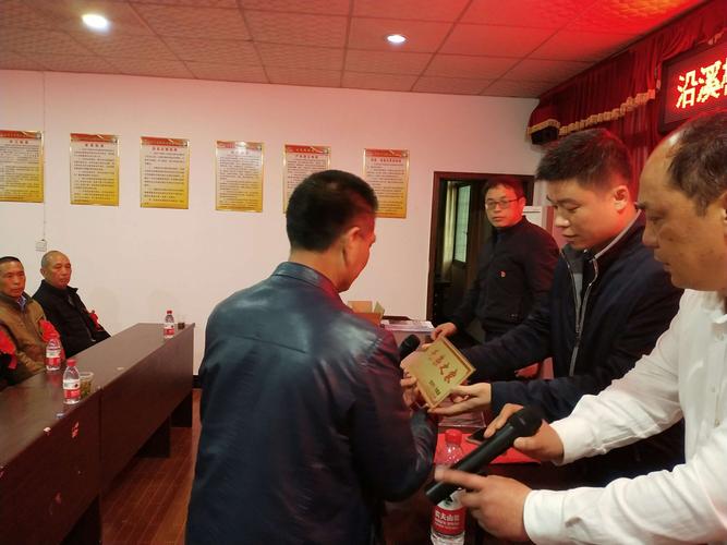 联村领导,副镇长潘剑波颁发"光荣之家"牌匾