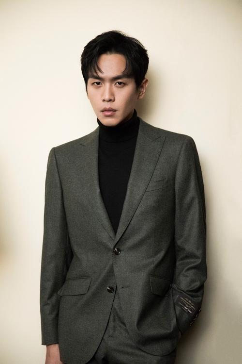 简介:张若昀深灰色西装帅气写真图片,分享一组张若昀图片给大家,图中