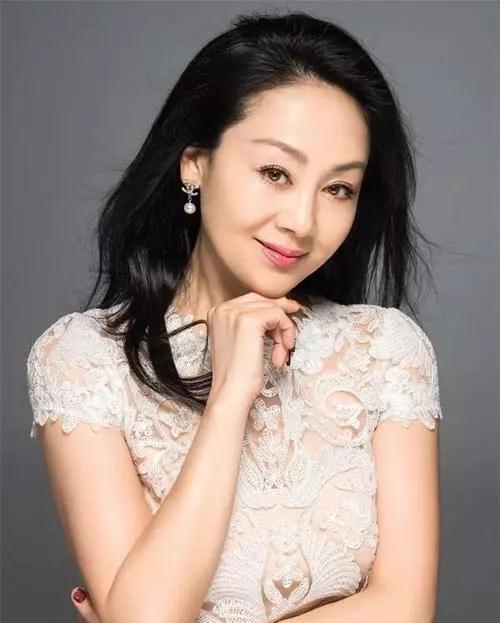 王姬自信过头这么挤的裙子硬塞进去大浓妆配齐刘海好显老