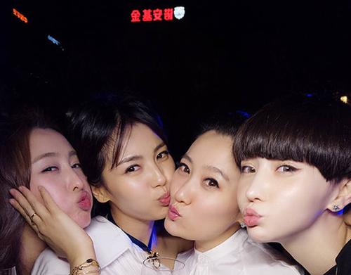 7月13日上午,马苏晒闺蜜合影为刘涛庆生,并配文"姐姐生日快乐…四个字