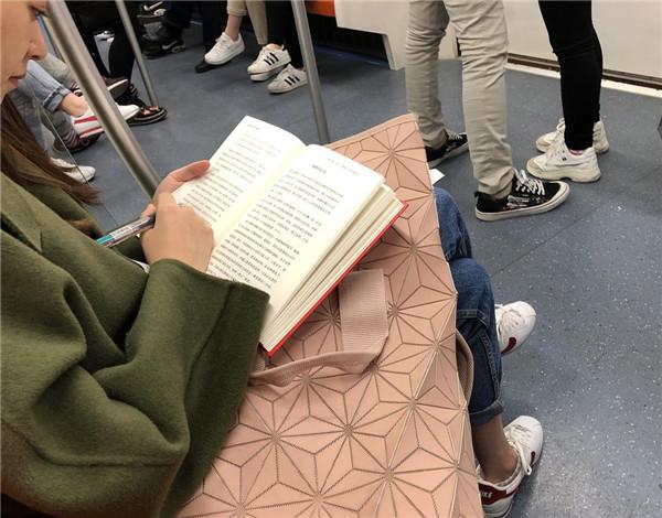 上海地铁上的读书人:享受阅读的人,比想象中多