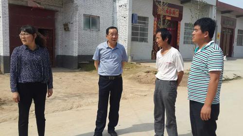 巨振宏到姜村镇检查脱贫工作