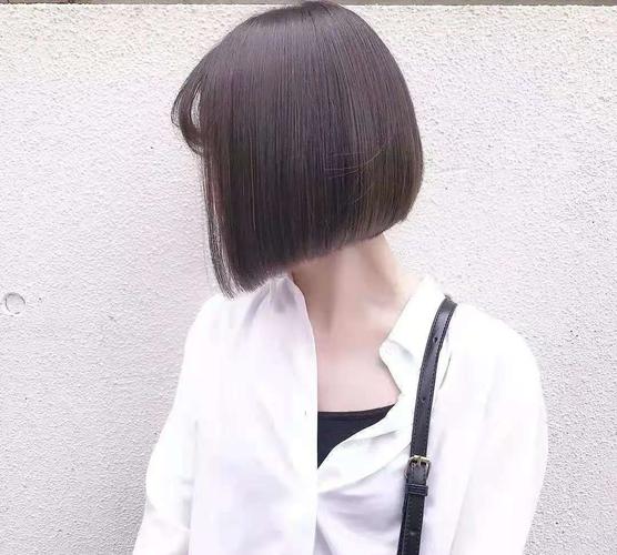 景甜挑战沙宣头身穿背心公主裙亮相一看就是富家小姐