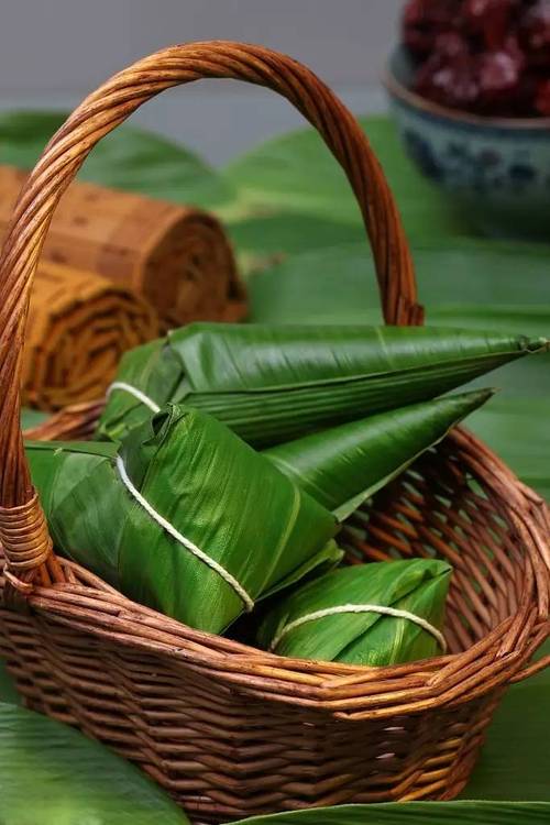 牛角粽因形状像牛角而命名.包粽子是端午节的一大习俗.