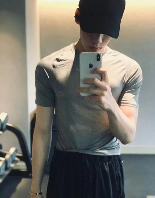 自律少年8块腹肌的狼人!王子异为健身一年没吃过面