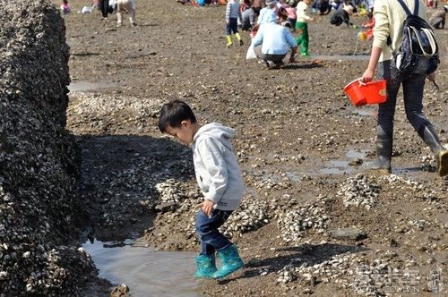 这小子不在状态,只对泥巴水坑感兴趣,不一会就灌了满雨靴的泥水!
