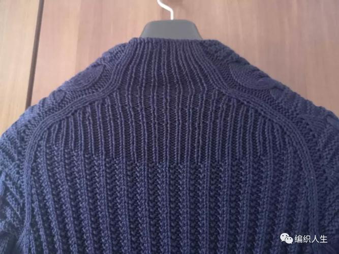慢慢蓝:男女都可穿的粗旷风肩袖扭花套头毛衣(附图解)