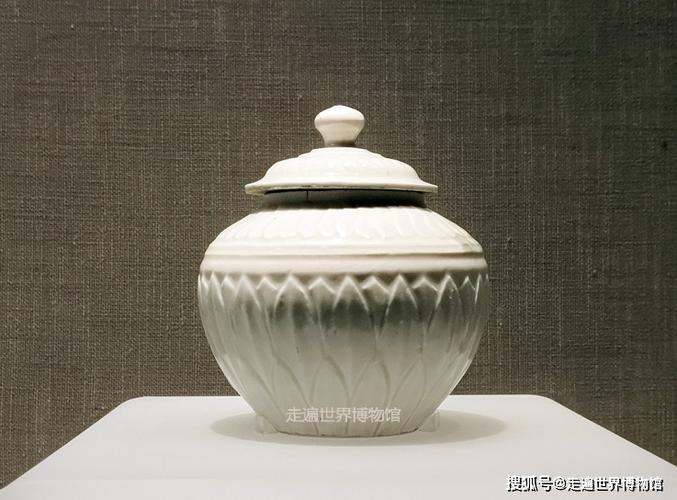 宋代定窑纹饰之美,为何没有由简到繁的发展过程?秘密或是这个_瓷器