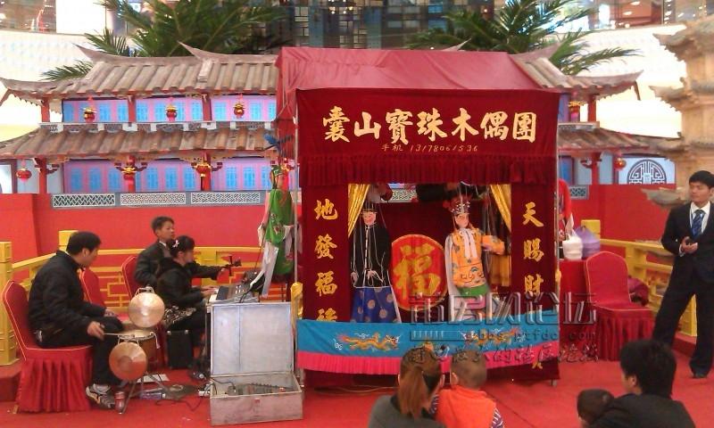 这是木偶戏,只是演得不怎么样,唱的还是莆仙戏,听不大懂.