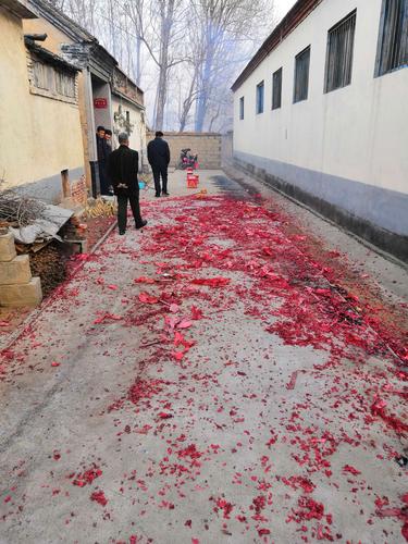 满地的碎鞭炮皮预示幸福越来越红火