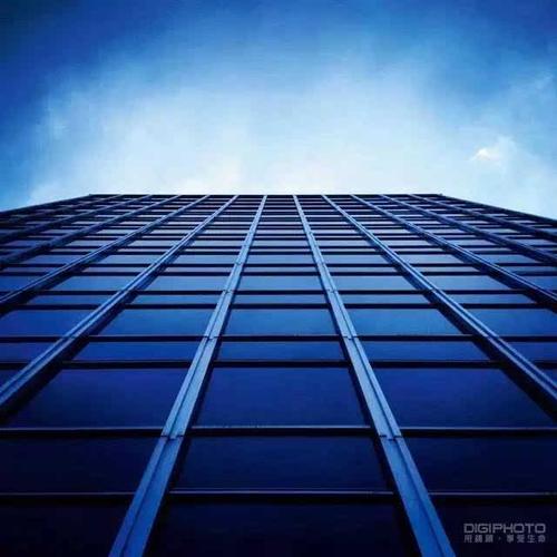 高角仰拍表现建筑外立面