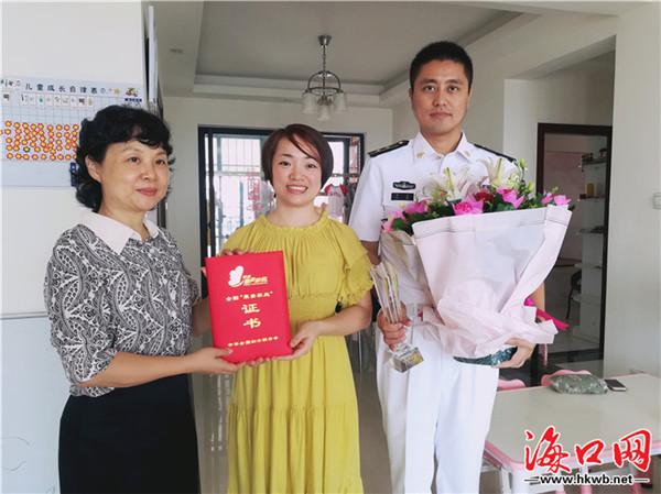海口市妇联主席徐应新(左一)为"最美家庭"送证书.记者伍凤妹 摄