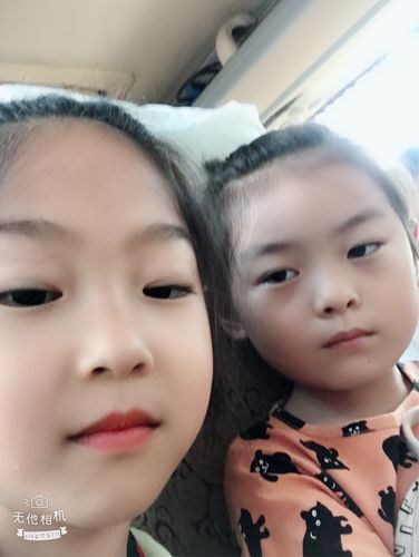 刚上车两小朋友就来个自拍,神情比较严肃