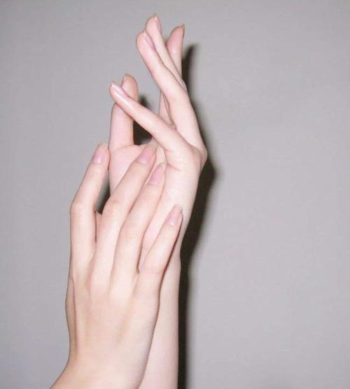 林志玲45岁手比脸嫩,每晚坚持3个好习惯,"少女手"离你