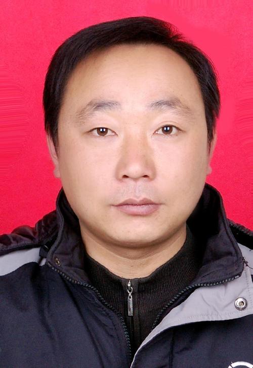 姚腾飞,男,32岁,河南省驻马店市平舆县射桥镇姚庄村人,快递员.