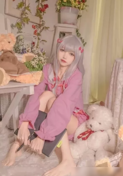 15岁初中生cos和泉纱雾,原以为美腿最惹眼,却被她的颜值惊艳到了!