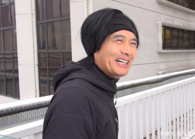 周润发获颁荣誉博士,66岁满头白发,挡不住迷人风采