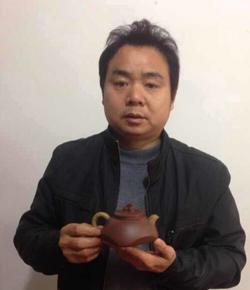 1989年进紫砂工艺厂处事15年后出来自创,努力探究壶艺,又经徐汉棠