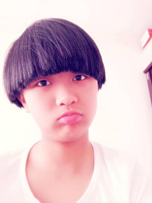 我12岁,锅盖头～想把头发扎起来可是不知道怎么扎,要把刘海梳上去