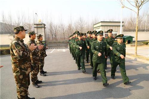 新兵们在经过总队训练基地3个月的集中训练后"回家",在热烈的掌声中迈