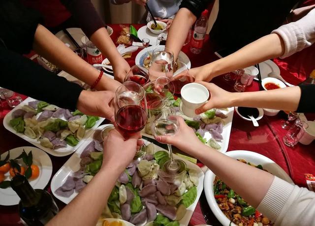 晚上聚餐吃饭照片