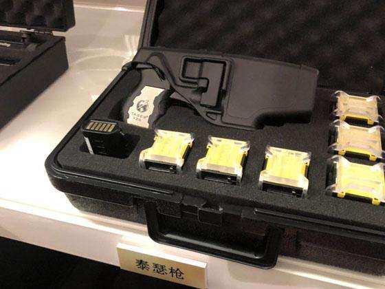 泰瑟电击枪:执法事故频发的美国,从未缺乏警用非致命武器
