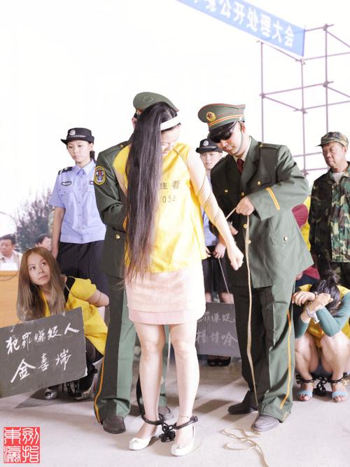 公审公判大会上的女犯罪嫌疑人格外引人注目(法制警示