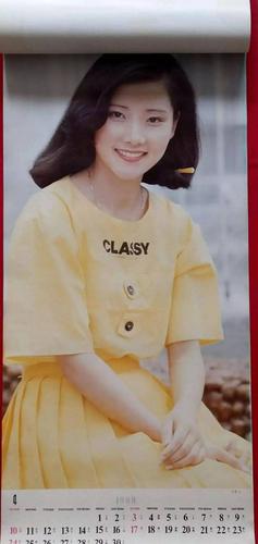 这里还有一家老式挂历店,倔强!