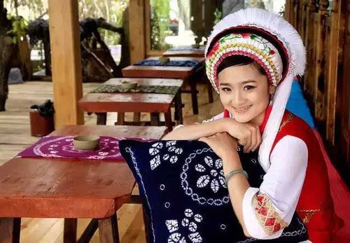 (美丽的白族姑娘)