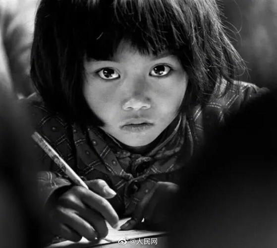 大眼睛"震撼全国,一张《我要上学》的新闻照让她成为了希望工程最有