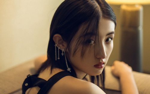 张子枫简洁唯美高清桌面壁纸