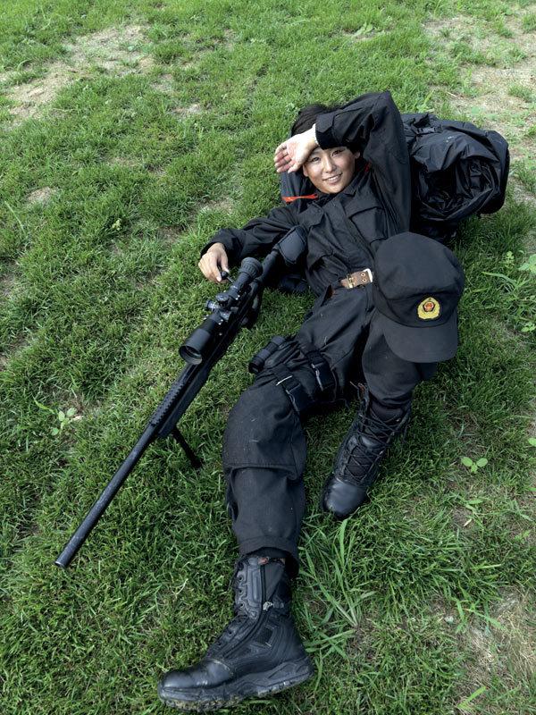 组图:武警靓丽女狙击手